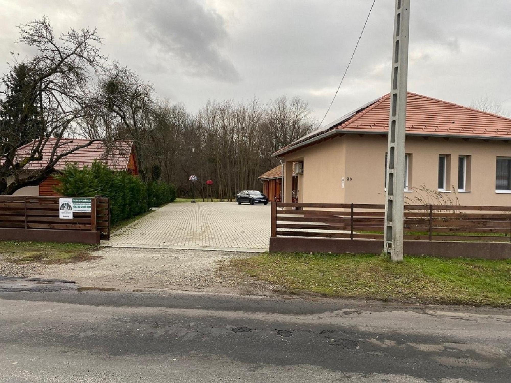 CsesztregOkerka Vendeghazアパートメント エクステリア 写真